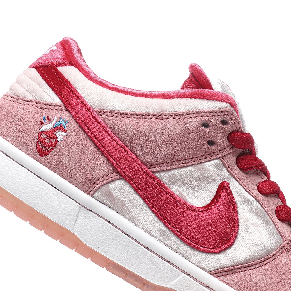 DD Nike SB Dunk Low StrangeLove Skateboards